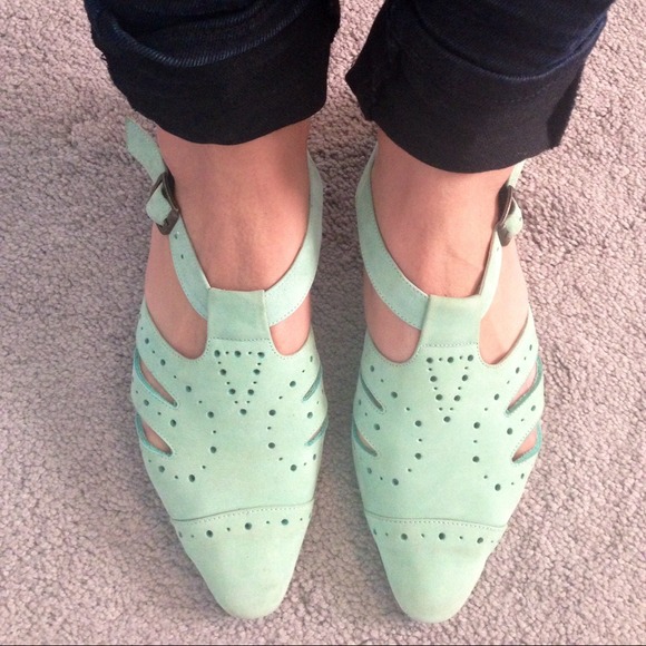 Mint point toe flat sandals