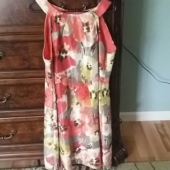 Dress. - Picture 2 of 4