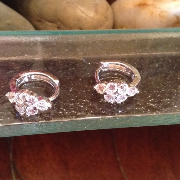 💎925 Silver White Topaz Huggie Earrings💎 - Picture 4 of 4