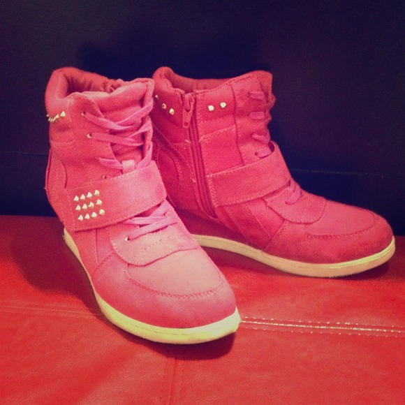 Fuchsia pink , heeled sneakers .