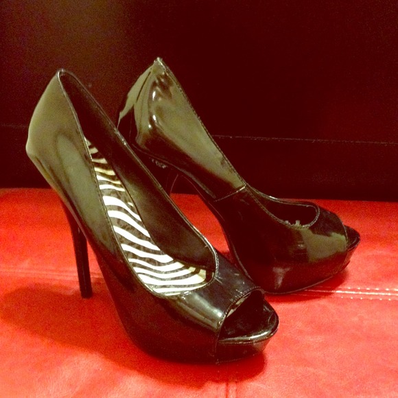 Black leather heels .