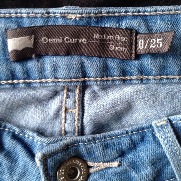 Levi's light denim wash skinny jeans size 25 x 32 - Picture 4 of 4