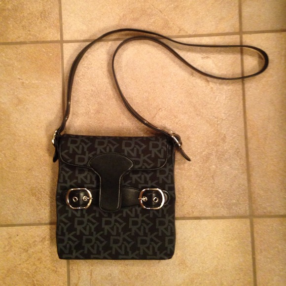 ❤️Authentic DKNY Crossbody purse! 👛