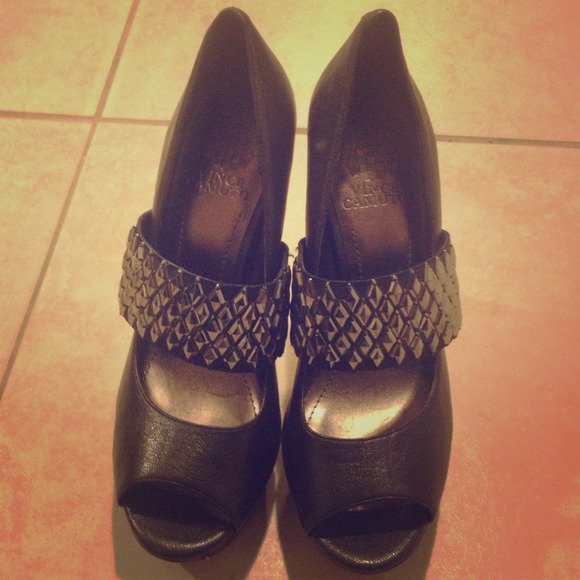 Vince Camuto heels size 7 never worn!