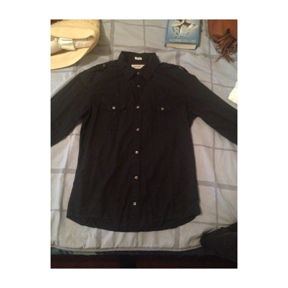 Men's slim fit button up shirt.