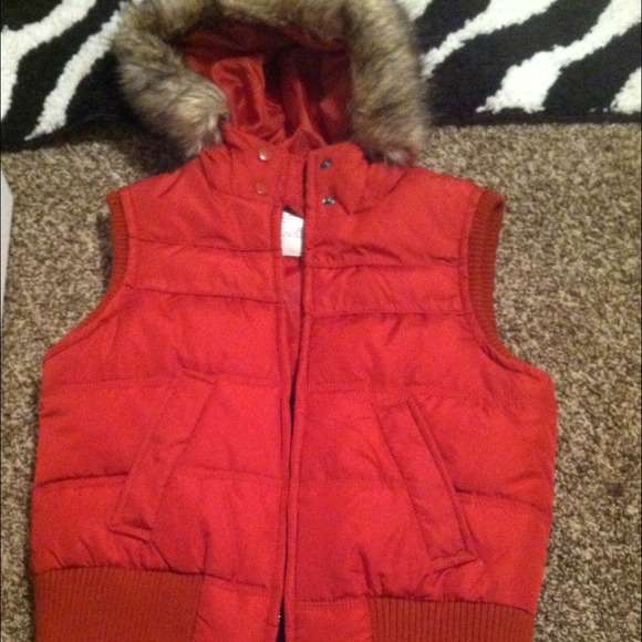 Red vest - Picture 1 of 1