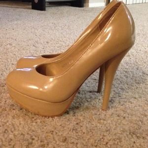 Nude pumps