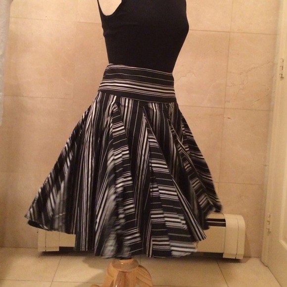 💌BUNDLED💌 Zara Europe black/white stripe skirt. - Picture 2 of 2