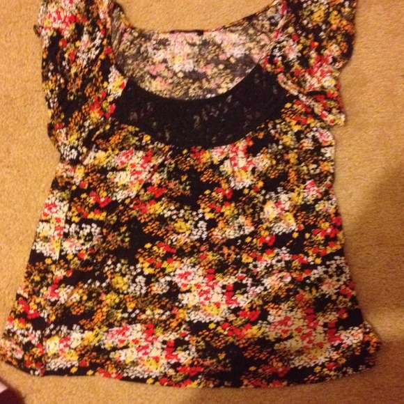 Super cute floral shirt.