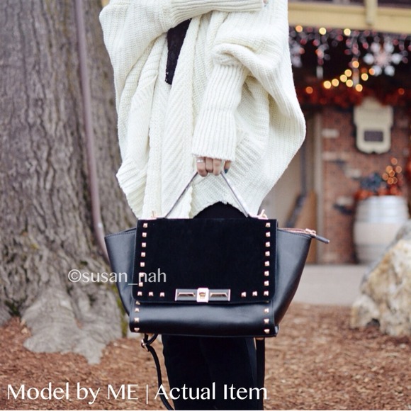 ⭕️SOLD Black metal stud trapeze shoulder bag - Picture 2 of 4