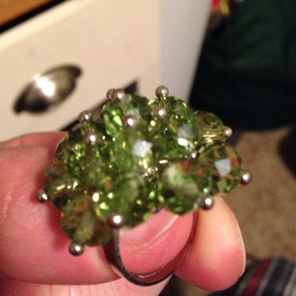 Emerald colored statement ring - Picture 2 of 3