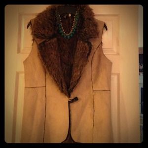 Vest with leather and fur