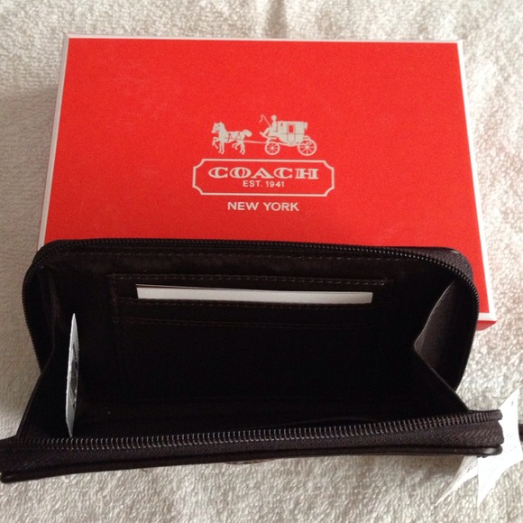 ⚡️SOLD⚡️Coach wristlet wallet. NWT. - Picture 2 of 3