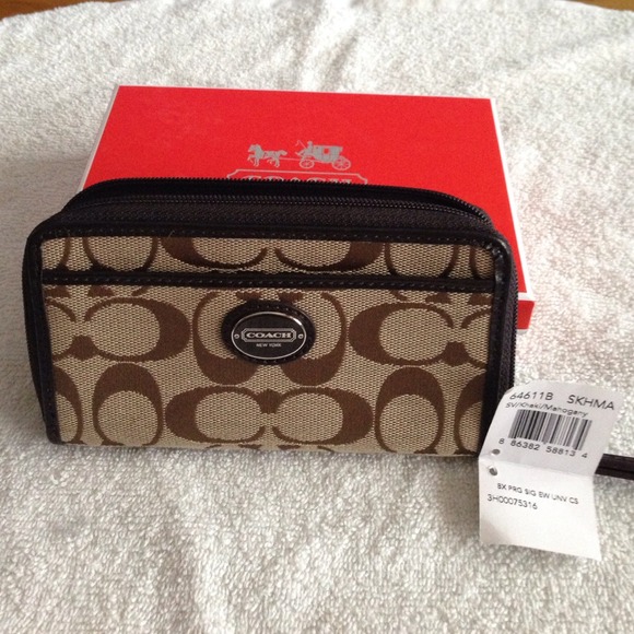 ⚡️SOLD⚡️Coach wristlet wallet. NWT. - Picture 3 of 3