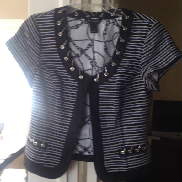 Sz4 short sleeve jacket with chain detail