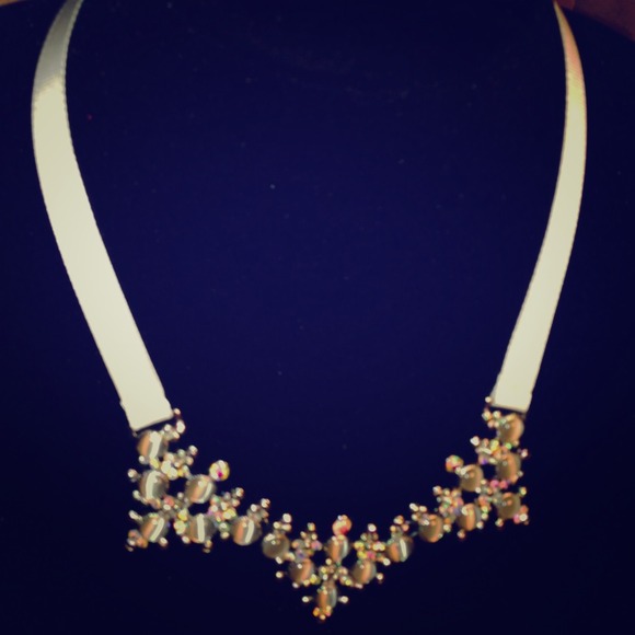 Ribbon necklace w pearlescent/iridescent stones