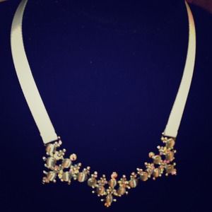 Ribbon necklace w pearlescent/iridescent stones