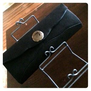 Black clutch