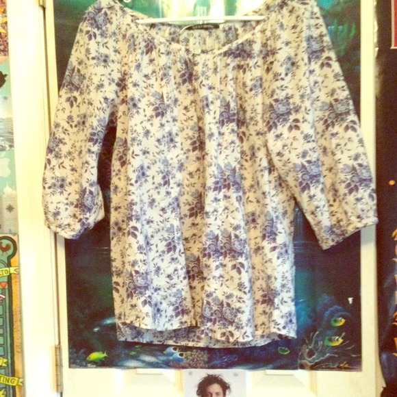 cutesy, flower child half sleeve flowy top!