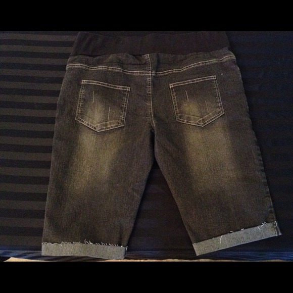 Maternity denim shorts - Picture 2 of 3