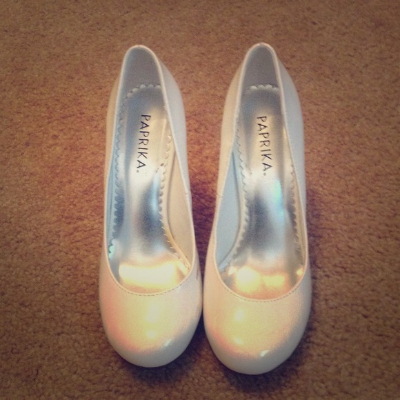 paprika classic white heels. - Picture 1 of 2