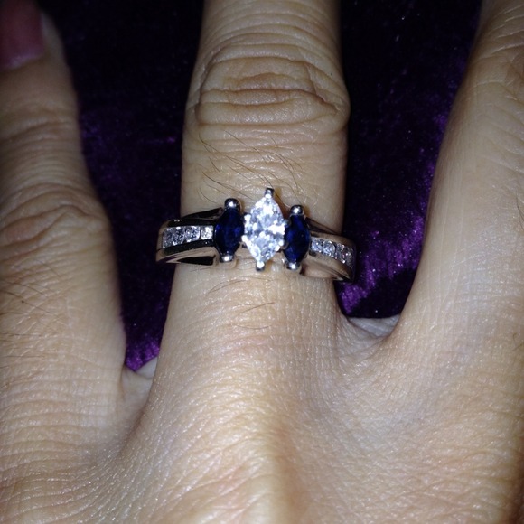 HOLD❤️Genuine diamonds w/ sapphires 10kt WG ring