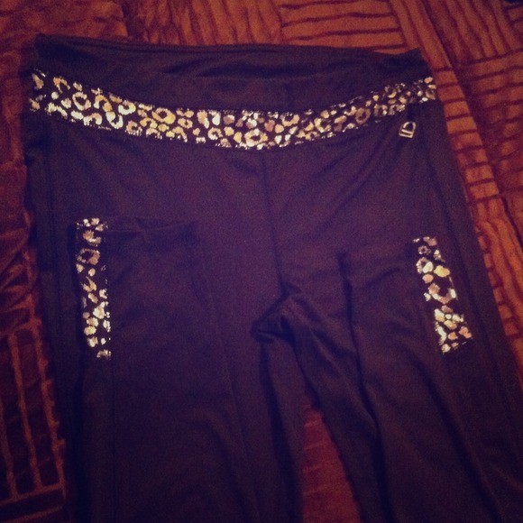 ❗️✋SOLD✋❗️Aero Black yoga leggings w cheetah print