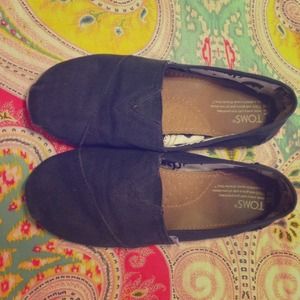 Black TOMS