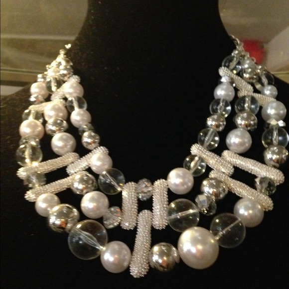 🎉new🎉 necklace and earring set - Picture 3 of 3