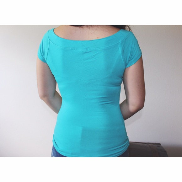 basic v-neck top - Picture 2 of 3