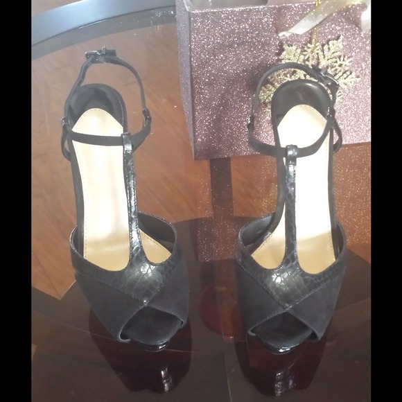 SOLD!! Gianni Bini Heels - Picture 2 of 3