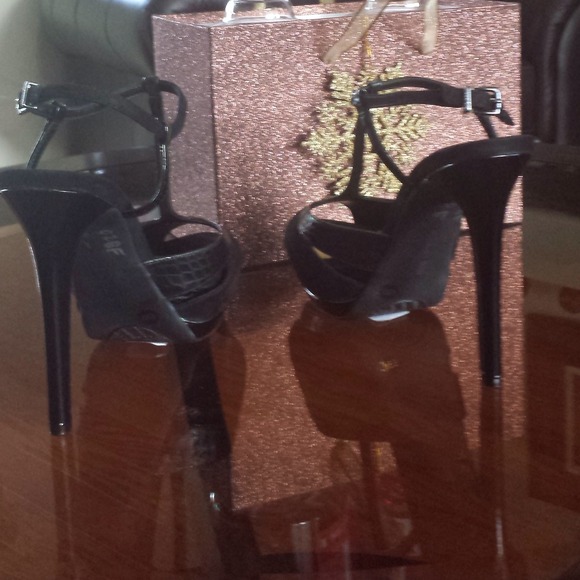 SOLD!! Gianni Bini Heels - Picture 3 of 3