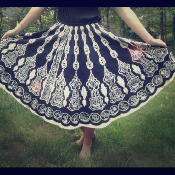 Black&white Persian inspired full circle skirt. - Picture 1 of 3