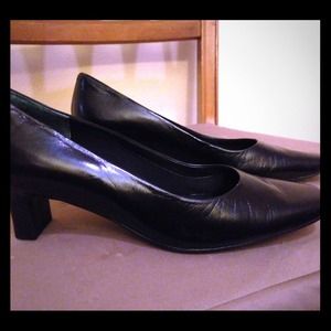 Easy Spirit Black leather pumps