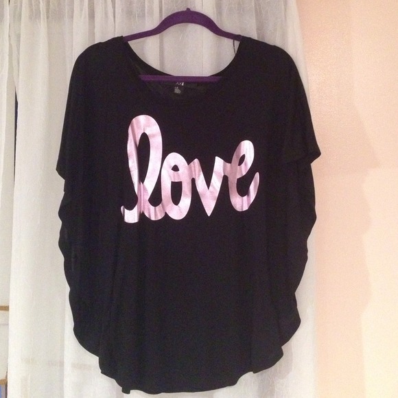 Tops - Black and pink "love" boxy shirt ♥️