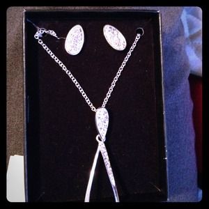 Neckales and earring set