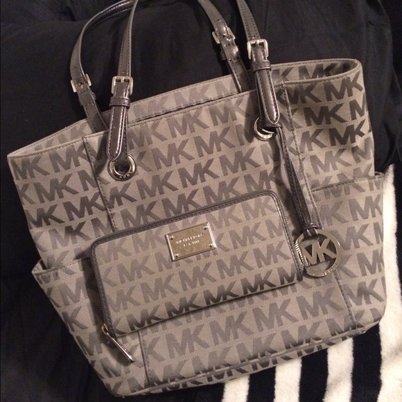 🚫SOLD LOCAL🚫Michael Kors gray purse and wallet - Picture 2 of 4