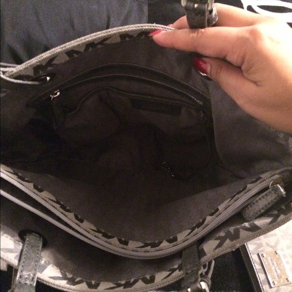 🚫SOLD LOCAL🚫Michael Kors gray purse and wallet - Picture 3 of 4