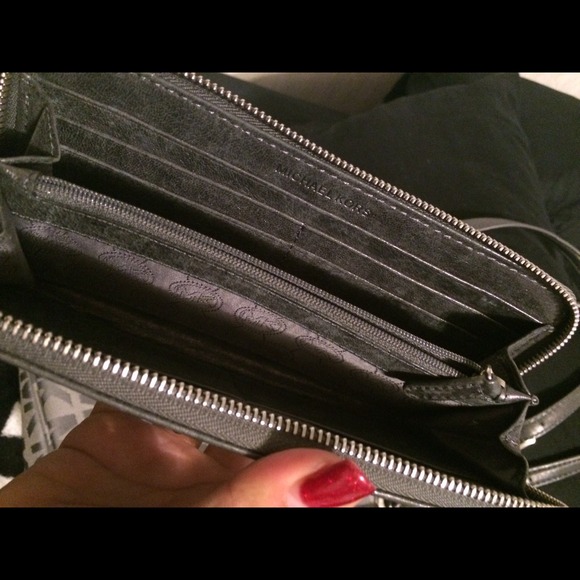 🚫SOLD LOCAL🚫Michael Kors gray purse and wallet - Picture 4 of 4