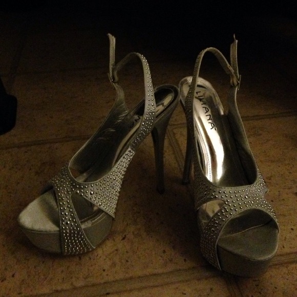 Silver High-heels. - Picture 2 of 2