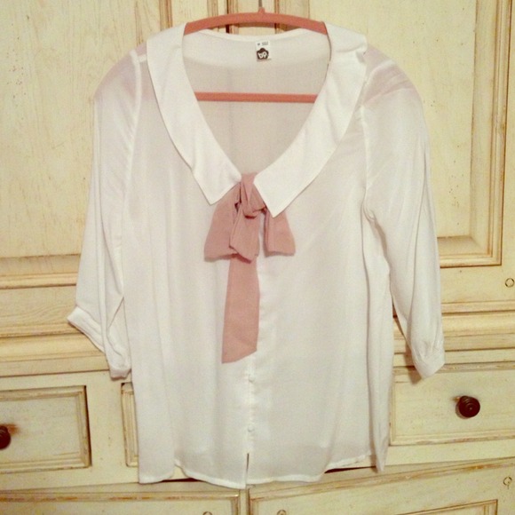 White blouse with tan bow - Picture 1 of 4