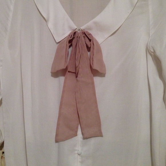 White blouse with tan bow - Picture 2 of 4