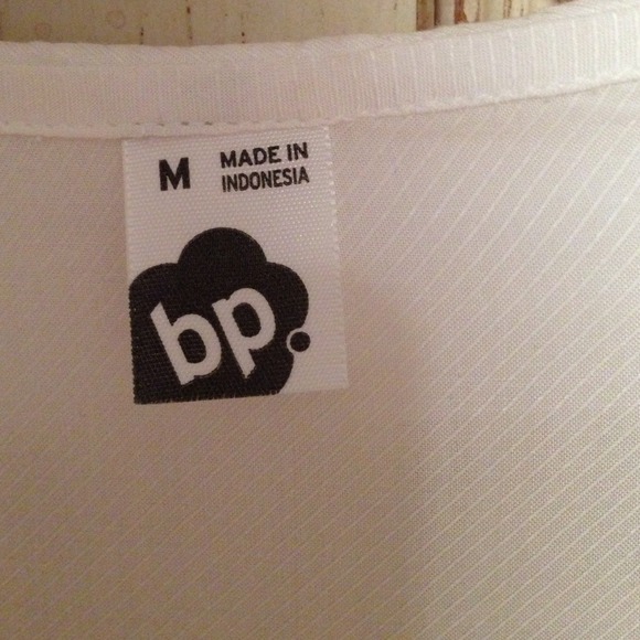 White blouse with tan bow - Picture 3 of 4