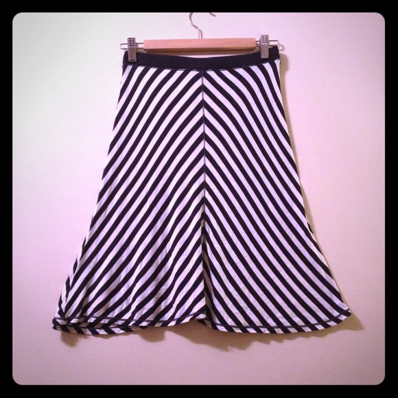 ✋✋✋✋SOLD navy blue & off white skirt