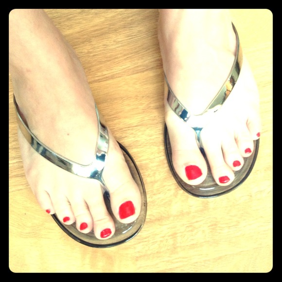 ✳STEVE MADDEN✳ Metallic Jelly Flip-flops