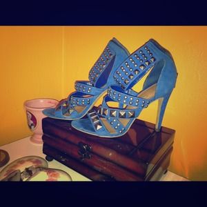 Suede studded heels 💙👠