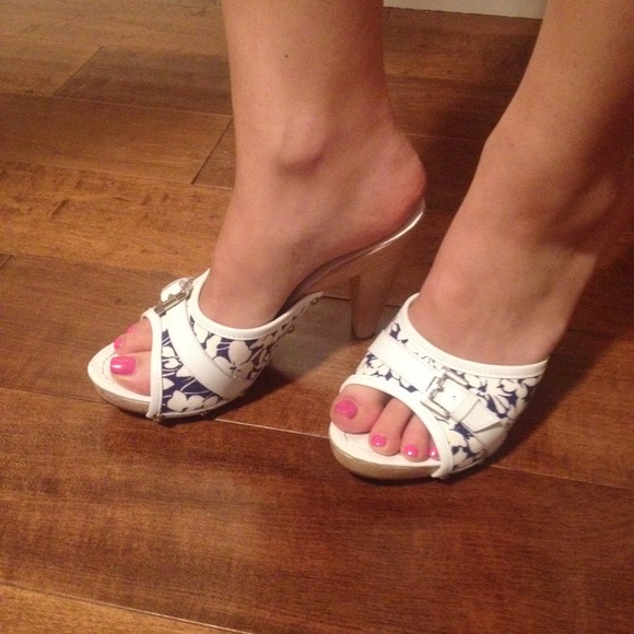 SOLD!  🎉REDUCED🎉Burberry Heels - Picture 2 of 4