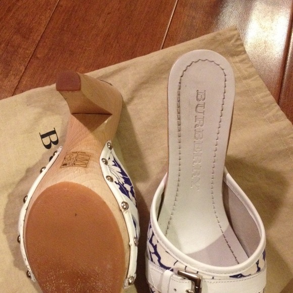 SOLD!  🎉REDUCED🎉Burberry Heels - Picture 3 of 4