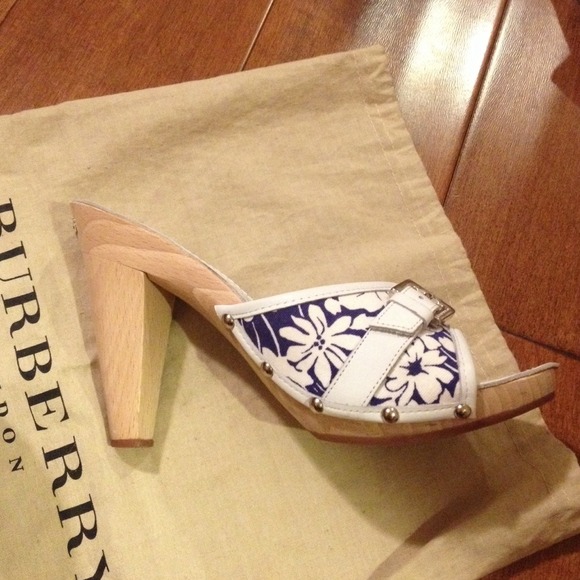 SOLD!  🎉REDUCED🎉Burberry Heels - Picture 4 of 4
