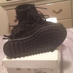 Minnetonka moccasins (black)